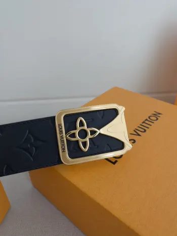 <p> LV 路易威登 </p><p> 代工厂货品 40mm宽度 正品一体铸造五金钢扣 原厂皮料 双面原厂定制牛皮面料 区别市场货</p>