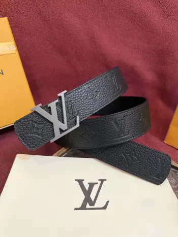 <p> Lv.路易威登LV Dimension 4.0双面腰带将经典格调引入新颖尺幅设计 皮革压印 LV 字母和 Monogram 花卉 与纤秀 LV 字母搭扣相映成趣 令品牌标识低调完成潮流蜕变</p>