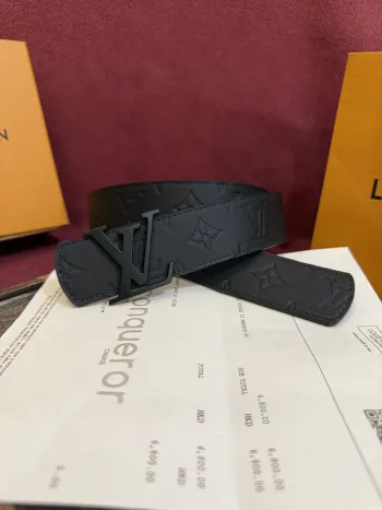 <p> Lv.路易威登LV Dimension 4.0双面腰带将经典格调引入新颖尺幅设计 皮革压印 LV 字母和 Monogram 花卉 与纤秀 LV 字母搭扣相映成趣 令品牌标识低调完成潮流蜕变</p>