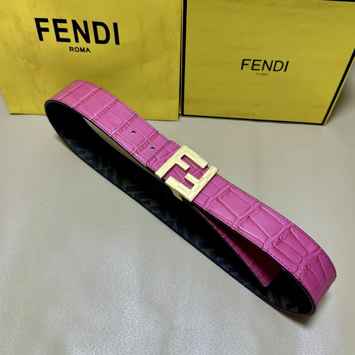 原单芬迪皮带|高仿芬迪皮带|精仿芬迪皮带|一比一芬迪皮带<p> FENDI 芬迪 专柜同款 宽4.0CM 双环正反用腰带 FF按钉搭扣 咖啡色Cuoi Romano皮革材质 反面面料带有烟草黄和黑色FF图案 四方金属饰面 时尚经典 百搭款</p>