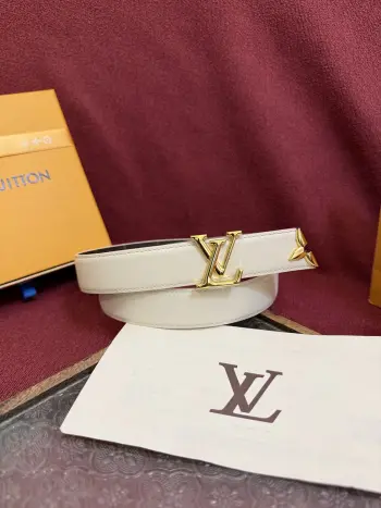 <p> 本款 3.0cm Pretty LV 双面腰带凝聚路易威登的奇巧匠艺 由 Monogram 花卉取下的部分点缀末端 与 LV 字母搭扣共同闪烁金属光泽 细腻皮革和 Monogram 帆布分饰两面 </p>