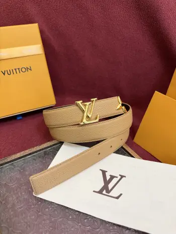 <p> 本款 3.0cm Pretty LV 双面腰带凝聚路易威登的奇巧匠艺 由 Monogram 花卉取下的部分点缀末端 与 LV 字母搭扣共同闪烁金属光泽 细腻皮革和 Monogram 帆布分饰两面 </p>