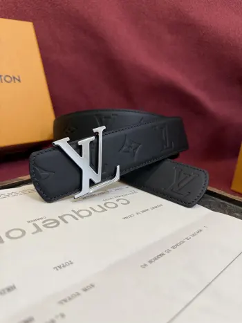 <p> Lv.路易威登LV Dimension 4.0双面腰带将经典格调引入新颖尺幅设计 皮革压印 LV 字母和 Monogram 花卉 与纤秀 LV 字母搭扣相映成趣 令品牌标识低调完成潮流蜕变</p>