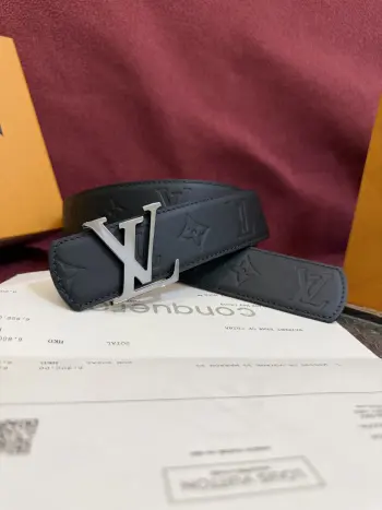 <p> Lv.路易威登LV Dimension 4.0双面腰带将经典格调引入新颖尺幅设计 皮革压印 LV 字母和 Monogram 花卉 与纤秀 LV 字母搭扣相映成趣 令品牌标识低调完成潮流蜕变</p>