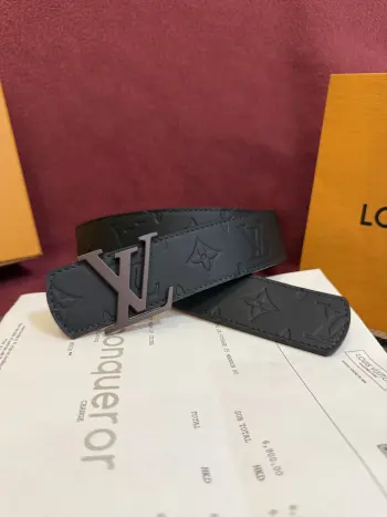 <p> Lv.路易威登LV Dimension 4.0双面腰带将经典格调引入新颖尺幅设计 皮革压印 LV 字母和 Monogram 花卉 与纤秀 LV 字母搭扣相映成趣 令品牌标识低调完成潮流蜕变</p>