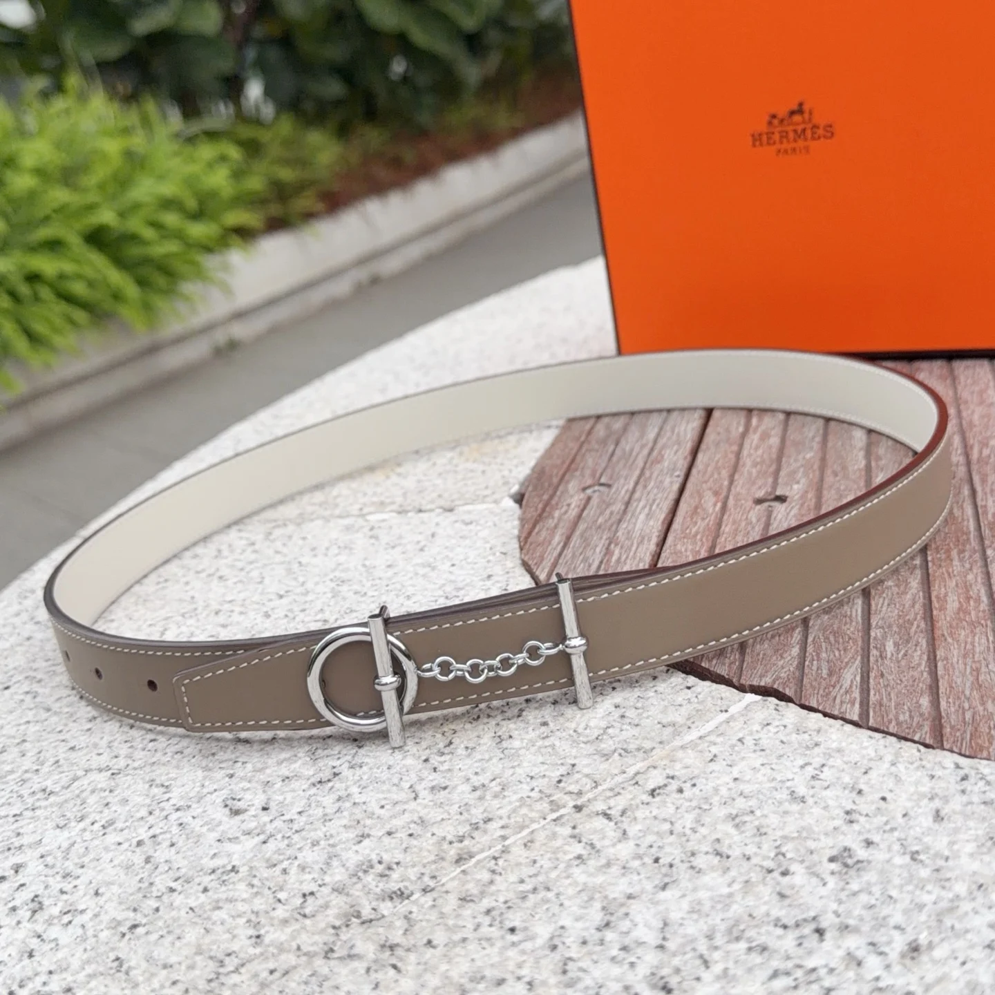 <p> Hermes 爱马仕女款皮带 原单品质 进口头层牛皮 25mm宽 搭配官网新款金/银扣 </p>