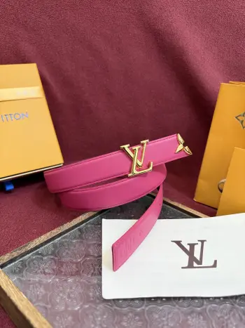 <p> 本款 3.0cm Pretty LV 双面腰带凝聚路易威登的奇巧匠艺 由 Monogram 花卉取下的部分点缀末端 与 LV 字母搭扣共同闪烁金属光泽 细腻皮革和 Monogram 帆布分饰两面 </p>