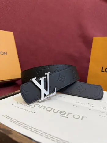 <p> Lv.路易威登LV Dimension 4.0双面腰带将经典格调引入新颖尺幅设计 皮革压印 LV 字母和 Monogram 花卉 与纤秀 LV 字母搭扣相映成趣 令品牌标识低调完成潮流蜕变</p>