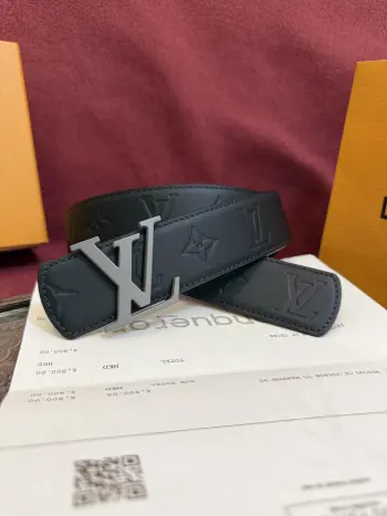 <p> Lv.路易威登LV Dimension 4.0双面腰带将经典格调引入新颖尺幅设计 皮革压印 LV 字母和 Monogram 花卉 与纤秀 LV 字母搭扣相映成趣 令品牌标识低调完成潮流蜕变</p>