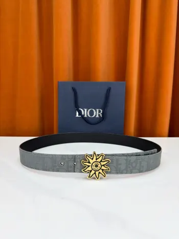 <p> Dior 宽度3.5cm 致敬经典 焕新登场 迪奥35mm系列腰带 以标志性太阳花扣环点亮造型 蓝白老花织物搭配精致皮革 双面设计展现双重格调 简约而不简单 让每一次转身都成为焦点 </p>