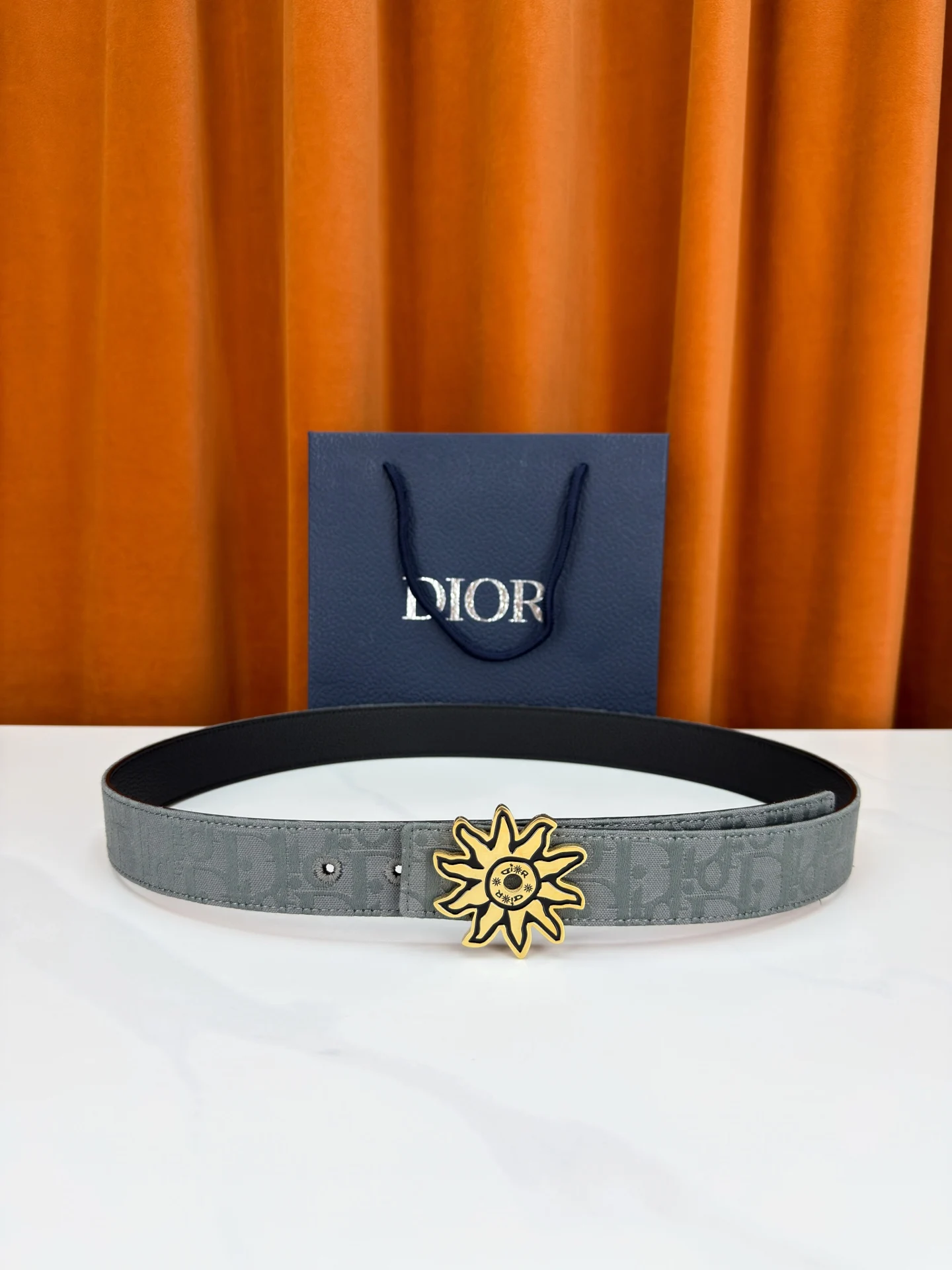 <p> Dior 宽度3.5cm 致敬经典 焕新登场 迪奥35mm系列腰带 以标志性太阳花扣环点亮造型 蓝白老花织物搭配精致皮革 双面设计展现双重格调 简约而不简单 让每一次转身都成为焦点 </p>