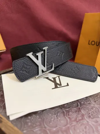 <p> Lv.路易威登LV Dimension 4.0双面腰带将经典格调引入新颖尺幅设计 皮革压印 LV 字母和 Monogram 花卉 与纤秀 LV 字母搭扣相映成趣 令品牌标识低调完成潮流蜕变</p>