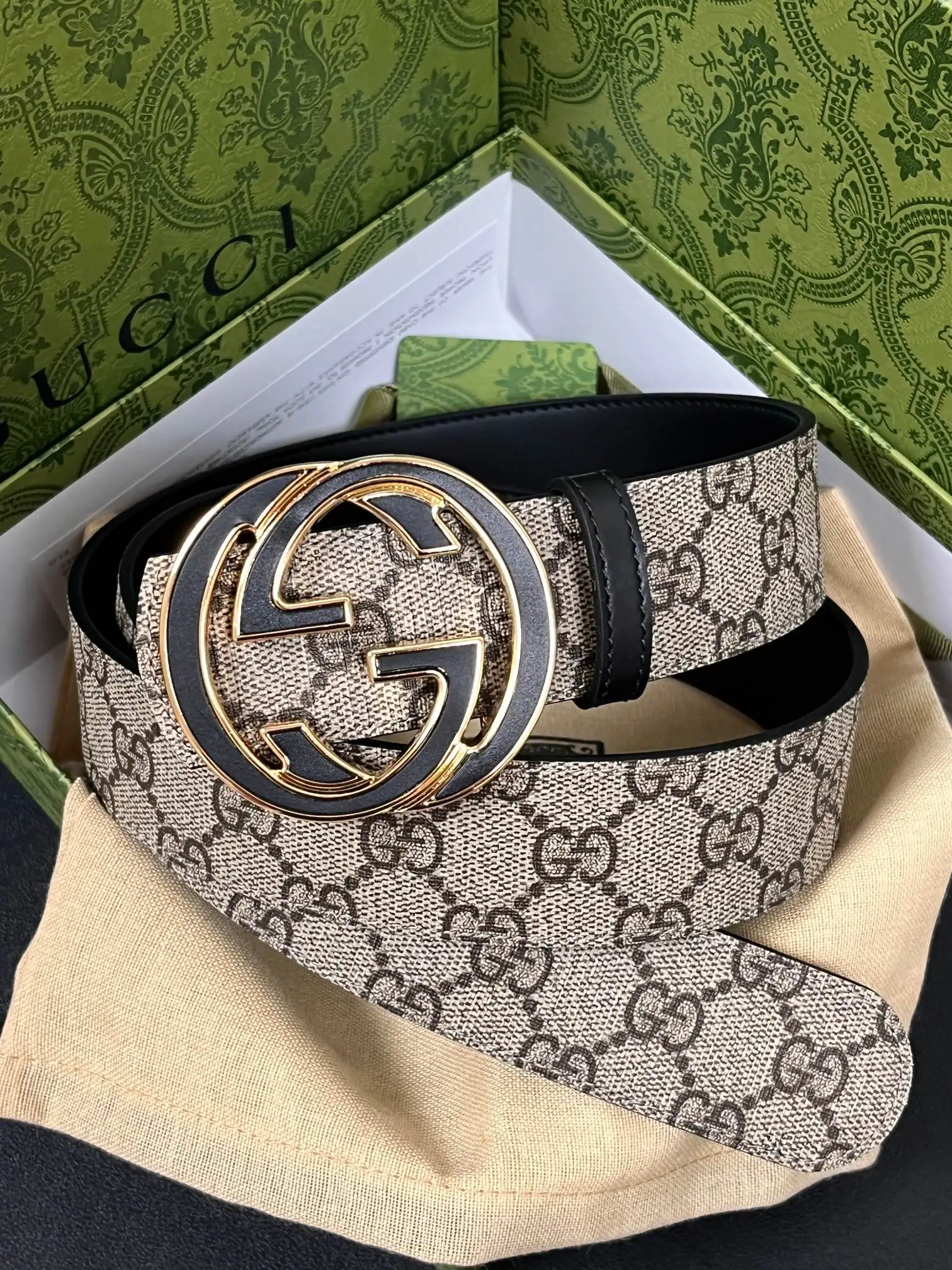 <p> Gucci.古驰这款男士腰带亮眼吸睛 是2026早春系列之一 腰带扣设有一个销钉 可轻松翻转互扣式双G造型配件 一面为柔软GG supreme帆布 另一面为黑色皮革 宽度4cm </p>