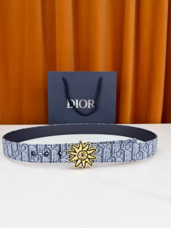 <p> Dior 宽度3.5cm 致敬经典 焕新登场 迪奥35mm系列腰带 以标志性太阳花扣环点亮造型 蓝白老花织物搭配精致皮革 双面设计展现双重格调 简约而不简单 让每一次转身都成为焦点 </p>