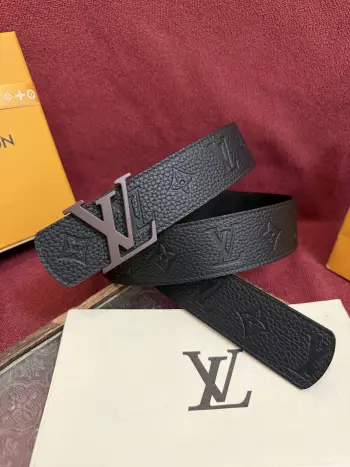 <p> Lv.路易威登LV Dimension 4.0双面腰带将经典格调引入新颖尺幅设计 皮革压印 LV 字母和 Monogram 花卉 与纤秀 LV 字母搭扣相映成趣 令品牌标识低调完成潮流蜕变</p>