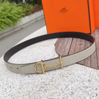 <p> Hermes 爱马仕女款皮带 原单品质 进口头层牛皮 25mm宽 搭配官网新款金/银扣 </p>