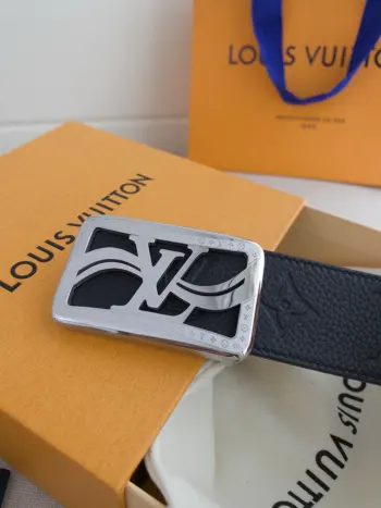 <p> LV 路易威登 </p><p> 代工厂货品 40mm宽度 正品一体铸造五金钢扣 原厂皮料 双面原厂定制牛皮面料 区别市场货</p>