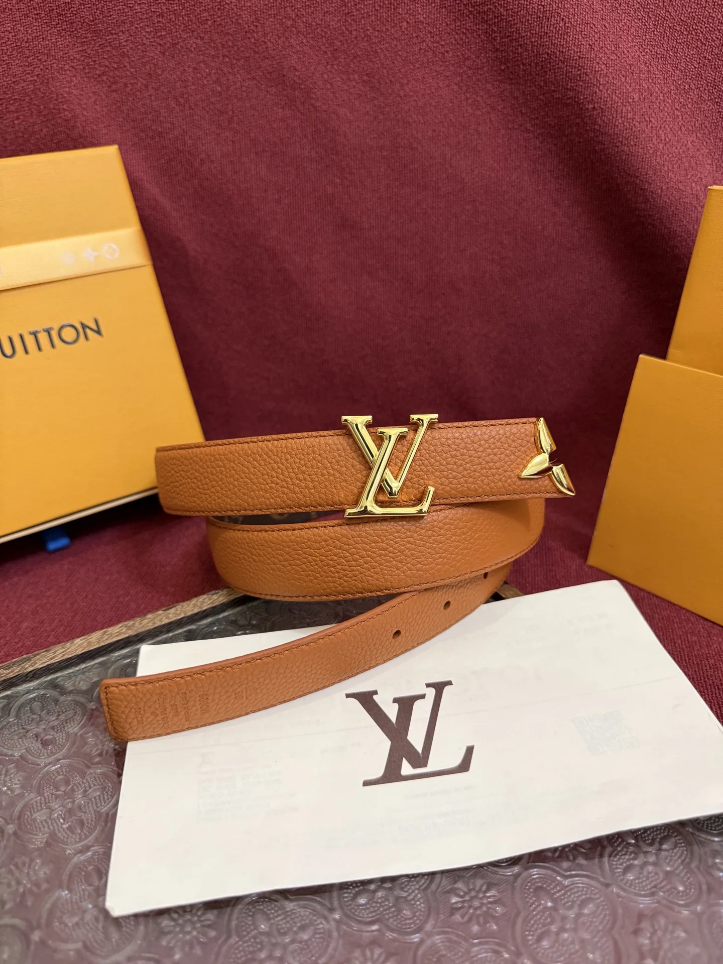 原单LV皮带|高仿LV皮带|精仿LV皮带|一比一LV皮带<p> 本款 3.0cm Pretty LV 双面腰带凝聚路易威登的奇巧匠艺 由 Monogram 花卉取下的部分点缀末端 与 LV 字母搭扣共同闪烁金属光泽 细腻皮革和 Monogram 帆布分饰两面 </p>