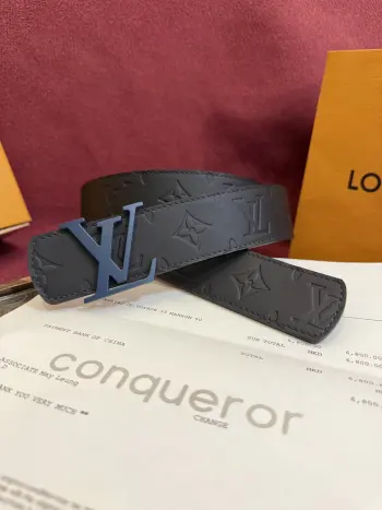 <p> Lv.路易威登LV Dimension 4.0双面腰带将经典格调引入新颖尺幅设计 皮革压印 LV 字母和 Monogram 花卉 与纤秀 LV 字母搭扣相映成趣 令品牌标识低调完成潮流蜕变</p>