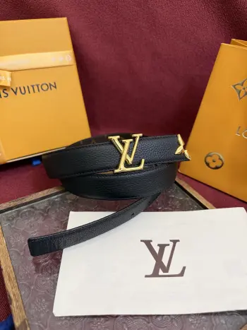 <p> 本款 3.0cm Pretty LV 双面腰带凝聚路易威登的奇巧匠艺 由 Monogram 花卉取下的部分点缀末端 与 LV 字母搭扣共同闪烁金属光泽 细腻皮革和 Monogram 帆布分饰两面 </p>