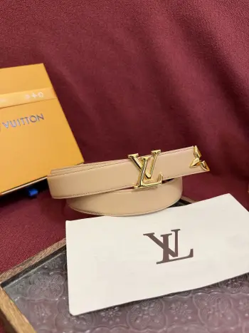 <p> 本款 3.0cm Pretty LV 双面腰带凝聚路易威登的奇巧匠艺 由 Monogram 花卉取下的部分点缀末端 与 LV 字母搭扣共同闪烁金属光泽 细腻皮革和 Monogram 帆布分饰两面 </p>