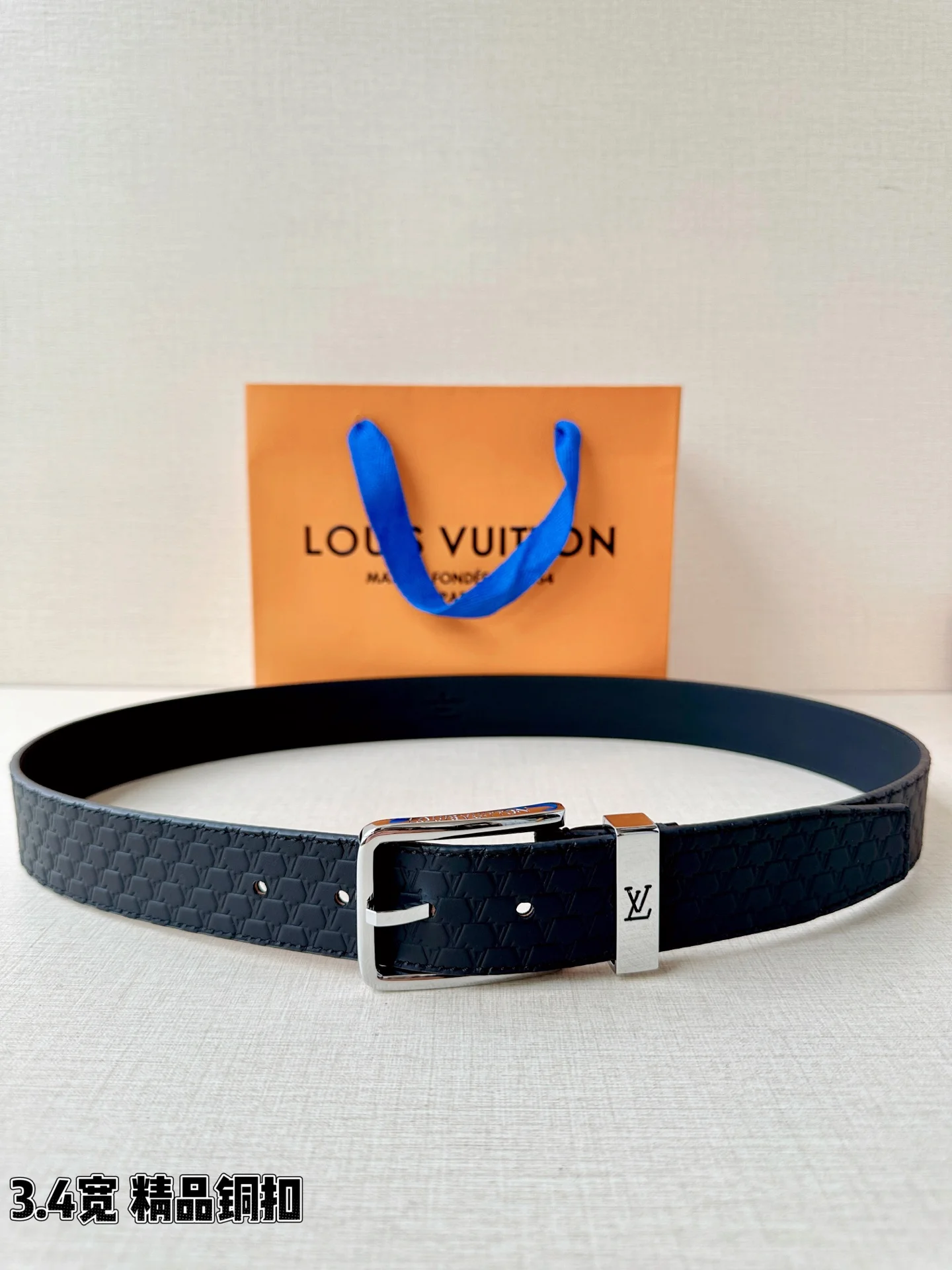 LV经典金属铜扣宽压纹皮带