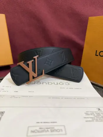 <p> Lv.路易威登LV Dimension 4.0双面腰带将经典格调引入新颖尺幅设计 皮革压印 LV 字母和 Monogram 花卉 与纤秀 LV 字母搭扣相映成趣 令品牌标识低调完成潮流蜕变</p>