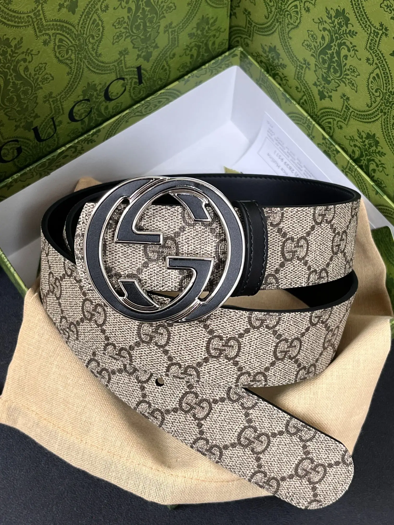 原单古奇皮带|高仿古奇皮带|精仿古奇皮带|一比一古奇皮带<p> Gucci.古驰这款男士腰带亮眼吸睛 是2026早春系列之一 腰带扣设有一个销钉 可轻松翻转互扣式双G造型配件 一面为柔软GG supreme帆布 另一面为黑色皮革 宽度4cm </p>