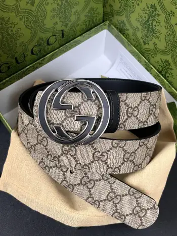 <p> Gucci.古驰这款男士腰带亮眼吸睛 是2026早春系列之一 腰带扣设有一个销钉 可轻松翻转互扣式双G造型配件 一面为柔软GG supreme帆布 另一面为黑色皮革 宽度4cm </p>