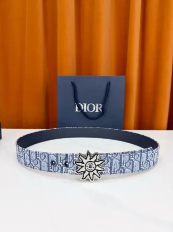 <p> Dior 宽度3.5cm 致敬经典 焕新登场 迪奥35mm系列腰带 以标志性太阳花扣环点亮造型 蓝白老花织物搭配精致皮革 双面设计展现双重格调 简约而不简单 让每一次转身都成为焦点 </p>