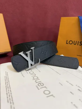 <p> Lv.路易威登LV Dimension 4.0双面腰带将经典格调引入新颖尺幅设计 皮革压印 LV 字母和 Monogram 花卉 与纤秀 LV 字母搭扣相映成趣 令品牌标识低调完成潮流蜕变</p>