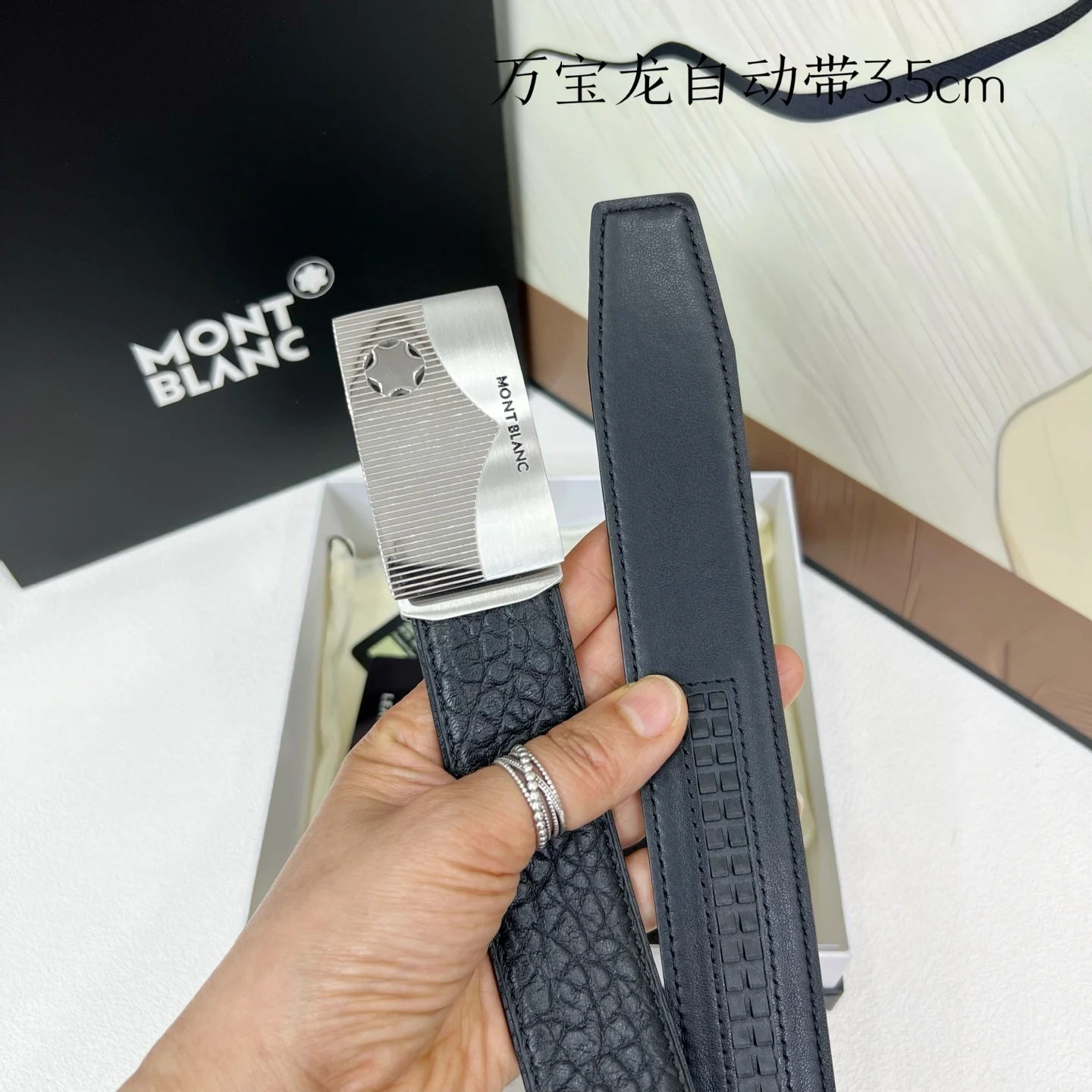 <p> 万宝龙 男士自动带进口小牛皮 手感细腻柔软 搭配纯钢自动精品钢扣 宽度 3.5cm</p>