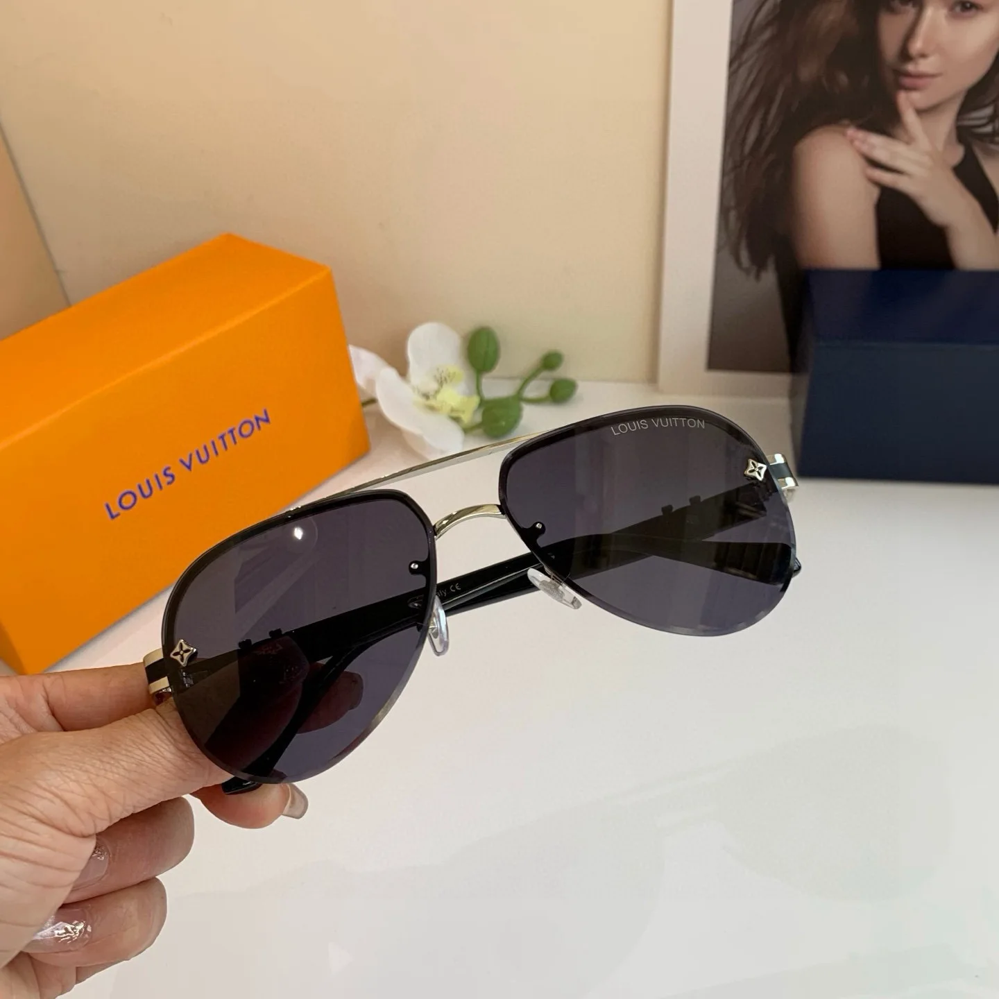 原单眼镜/太阳镜配饰|高仿眼镜/太阳镜配饰|精仿眼镜/太阳镜配饰|一比一眼镜/太阳镜配饰<p>LV 路易威登 韩版蛤蟆框墨镜 网红同款太阳镜 时尚个性百搭潮流眼镜 </p>
