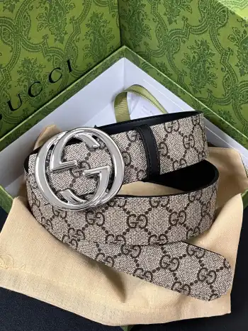 <p> Gucci.古驰这款男士腰带亮眼吸睛 是2026早春系列之一 腰带扣设有一个销钉 可轻松翻转互扣式双G造型配件 一面为柔软GG supreme帆布 另一面为黑色皮革 宽度4cm </p>