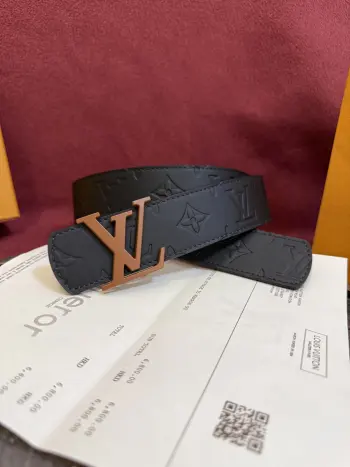 <p> Lv.路易威登LV Dimension 4.0双面腰带将经典格调引入新颖尺幅设计 皮革压印 LV 字母和 Monogram 花卉 与纤秀 LV 字母搭扣相映成趣 令品牌标识低调完成潮流蜕变</p>