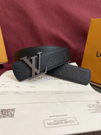 <p> Lv.路易威登LV Dimension 4.0双面腰带将经典格调引入新颖尺幅设计 皮革压印 LV 字母和 Monogram 花卉 与纤秀 LV 字母搭扣相映成趣 令品牌标识低调完成潮流蜕变</p>