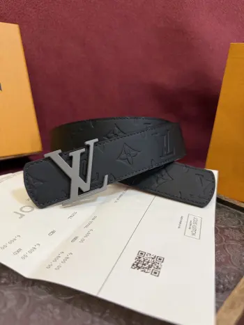 <p> Lv.路易威登LV Dimension 4.0双面腰带将经典格调引入新颖尺幅设计 皮革压印 LV 字母和 Monogram 花卉 与纤秀 LV 字母搭扣相映成趣 令品牌标识低调完成潮流蜕变</p>
