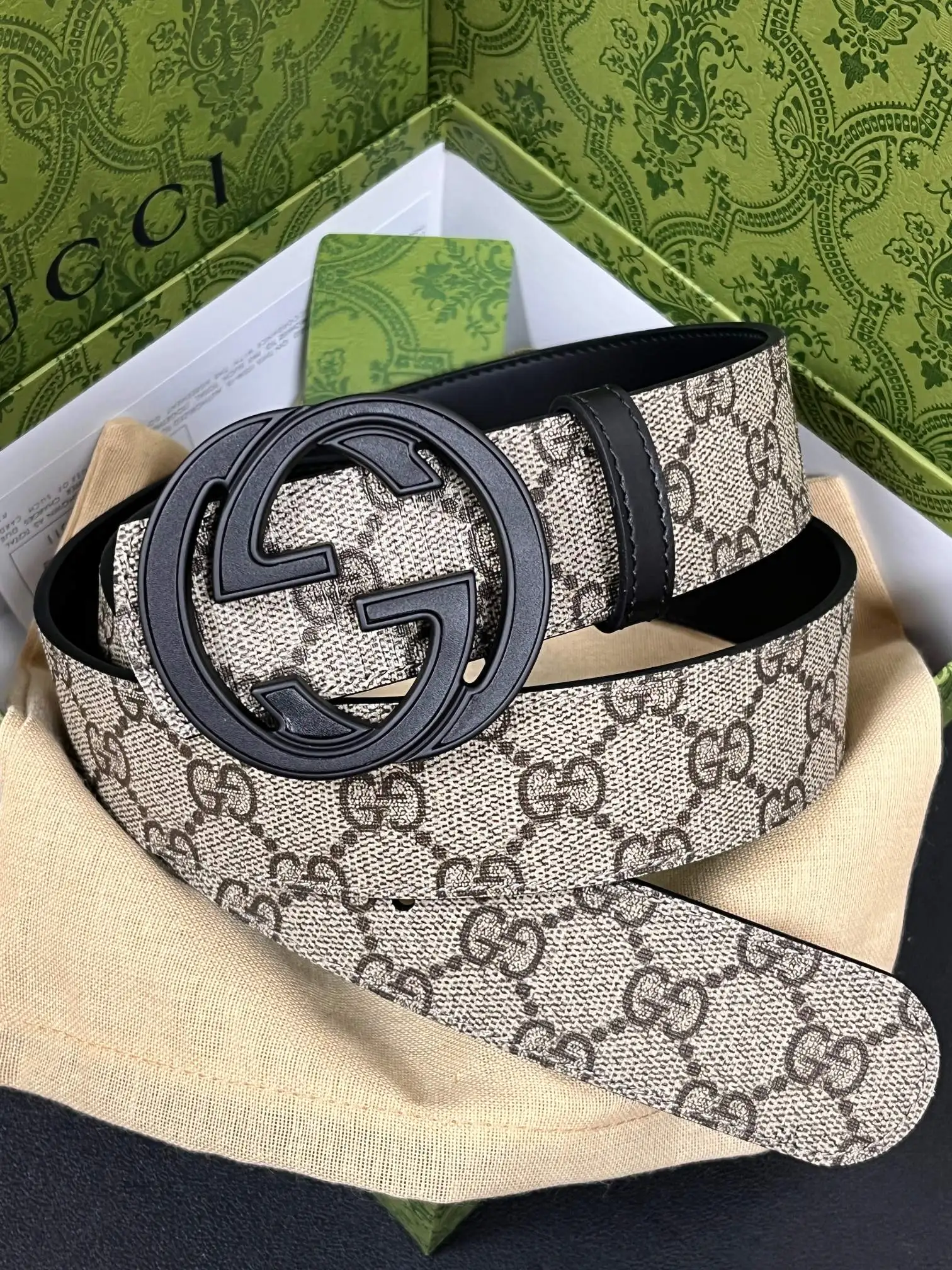 原单古奇皮带|高仿古奇皮带|精仿古奇皮带|一比一古奇皮带<p> Gucci.古驰这款男士腰带亮眼吸睛 是2026早春系列之一 腰带扣设有一个销钉 可轻松翻转互扣式双G造型配件 一面为柔软GG supreme帆布 另一面为黑色皮革 宽度4cm </p>