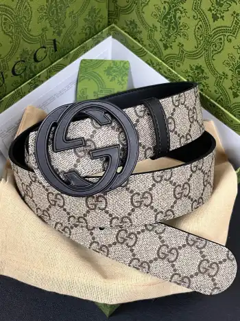 <p> Gucci.古驰这款男士腰带亮眼吸睛 是2026早春系列之一 腰带扣设有一个销钉 可轻松翻转互扣式双G造型配件 一面为柔软GG supreme帆布 另一面为黑色皮革 宽度4cm </p>