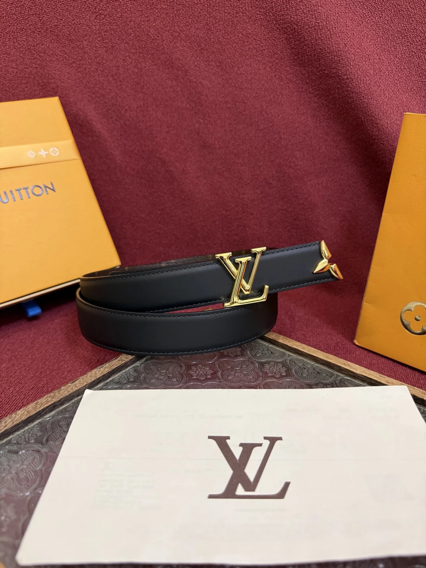 原单LV皮带|高仿LV皮带|精仿LV皮带|一比一LV皮带<p> 本款 3.0cm Pretty LV 双面腰带凝聚路易威登的奇巧匠艺 由 Monogram 花卉取下的部分点缀末端 与 LV 字母搭扣共同闪烁金属光泽 细腻皮革和 Monogram 帆布分饰两面 </p>