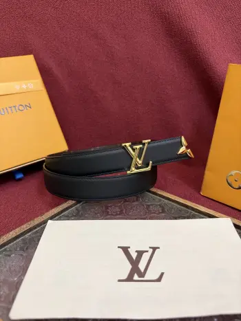 <p> 本款 3.0cm Pretty LV 双面腰带凝聚路易威登的奇巧匠艺 由 Monogram 花卉取下的部分点缀末端 与 LV 字母搭扣共同闪烁金属光泽 细腻皮革和 Monogram 帆布分饰两面 </p>