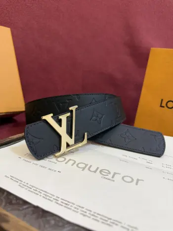 <p> Lv.路易威登LV Dimension 4.0双面腰带将经典格调引入新颖尺幅设计 皮革压印 LV 字母和 Monogram 花卉 与纤秀 LV 字母搭扣相映成趣 令品牌标识低调完成潮流蜕变</p>