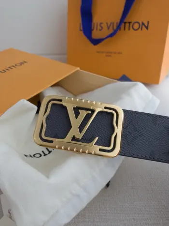 <p> LV 路易威登 </p><p> 代工厂货品 40mm宽度 正品一体铸造五金钢扣 原厂皮料 双面原厂定制牛皮面料 区别市场货</p>