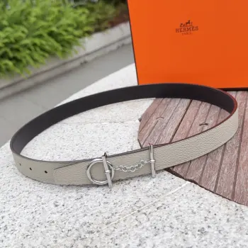 <p> Hermes 爱马仕女款皮带 原单品质 进口头层牛皮 25mm宽 搭配官网新款金/银扣 </p>