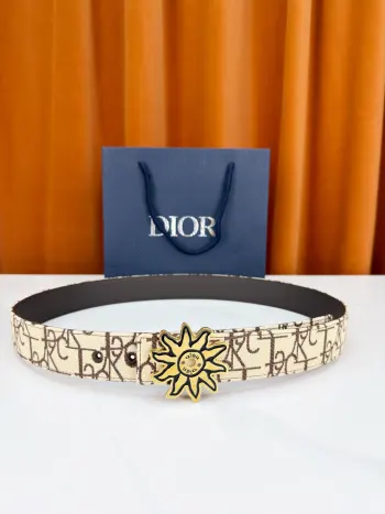 <p> Dior 宽度3.5cm 致敬经典 焕新登场 迪奥35mm系列腰带 以标志性太阳花扣环点亮造型 蓝白老花织物搭配精致皮革 双面设计展现双重格调 简约而不简单 让每一次转身都成为焦点 </p>