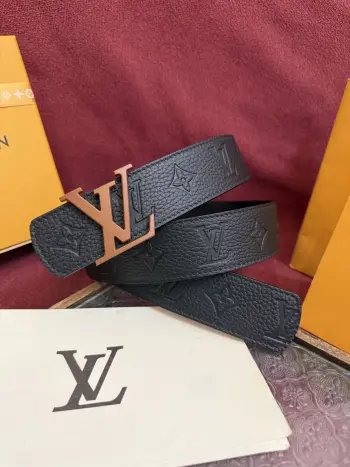 <p> Lv.路易威登LV Dimension 4.0双面腰带将经典格调引入新颖尺幅设计 皮革压印 LV 字母和 Monogram 花卉 与纤秀 LV 字母搭扣相映成趣 令品牌标识低调完成潮流蜕变</p>