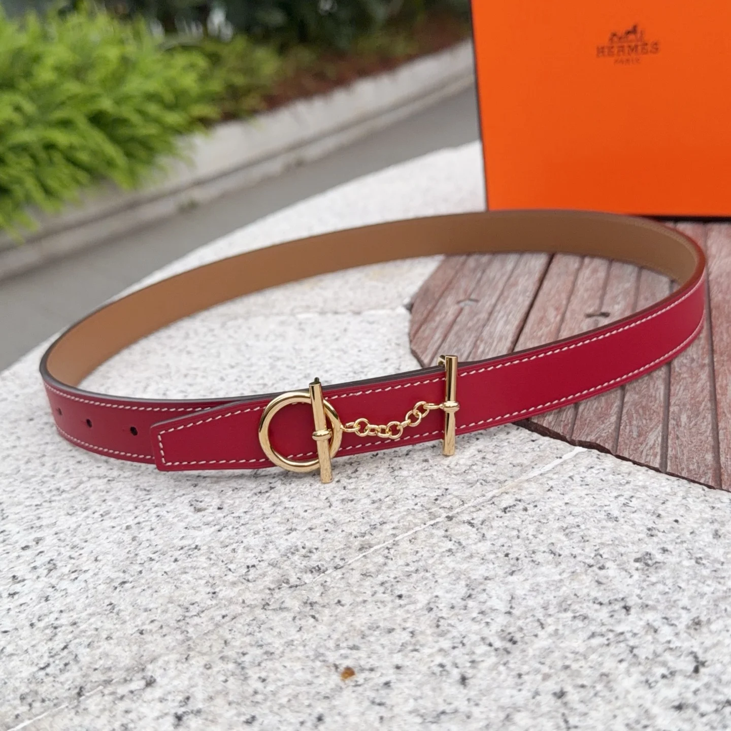 <p> Hermes 爱马仕女款皮带 原单品质 进口头层牛皮 25mm宽 搭配官网新款金/银扣 </p>