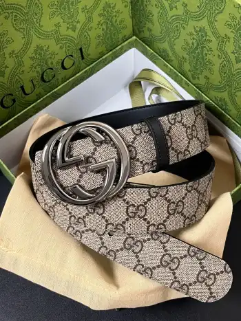 <p> Gucci.古驰这款男士腰带亮眼吸睛 是2026早春系列之一 腰带扣设有一个销钉 可轻松翻转互扣式双G造型配件 一面为柔软GG supreme帆布 另一面为黑色皮革 宽度4cm </p>