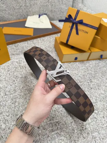 <p> LV 路易威登 40mm宽度 正品一体铸造五金钢扣 原厂皮料 双面原厂定制牛皮面料 </p>