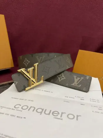 <p> LV Initials Monogram Surplus 40mm腰带被其阳刚的色调所强化 而其宽度与光泽的银色扣件的比例则使其更加轻盈 一侧是受军事风格启发的绿色帆布 展现出这家经久不衰的品牌的标志性设计 而背面的驼色皮革则保持了经典风格 </p> <p> LV Initials Monogram Surplus 40mm腰带被其阳刚的色调所强化 而其宽度与光泽的银色扣件的比例则使其更加轻盈 一侧是受军事风格启发的绿色帆布 展现出这家经久不衰的品牌的标志性设计 而背面的驼色皮革则保持了经典风格 </p>